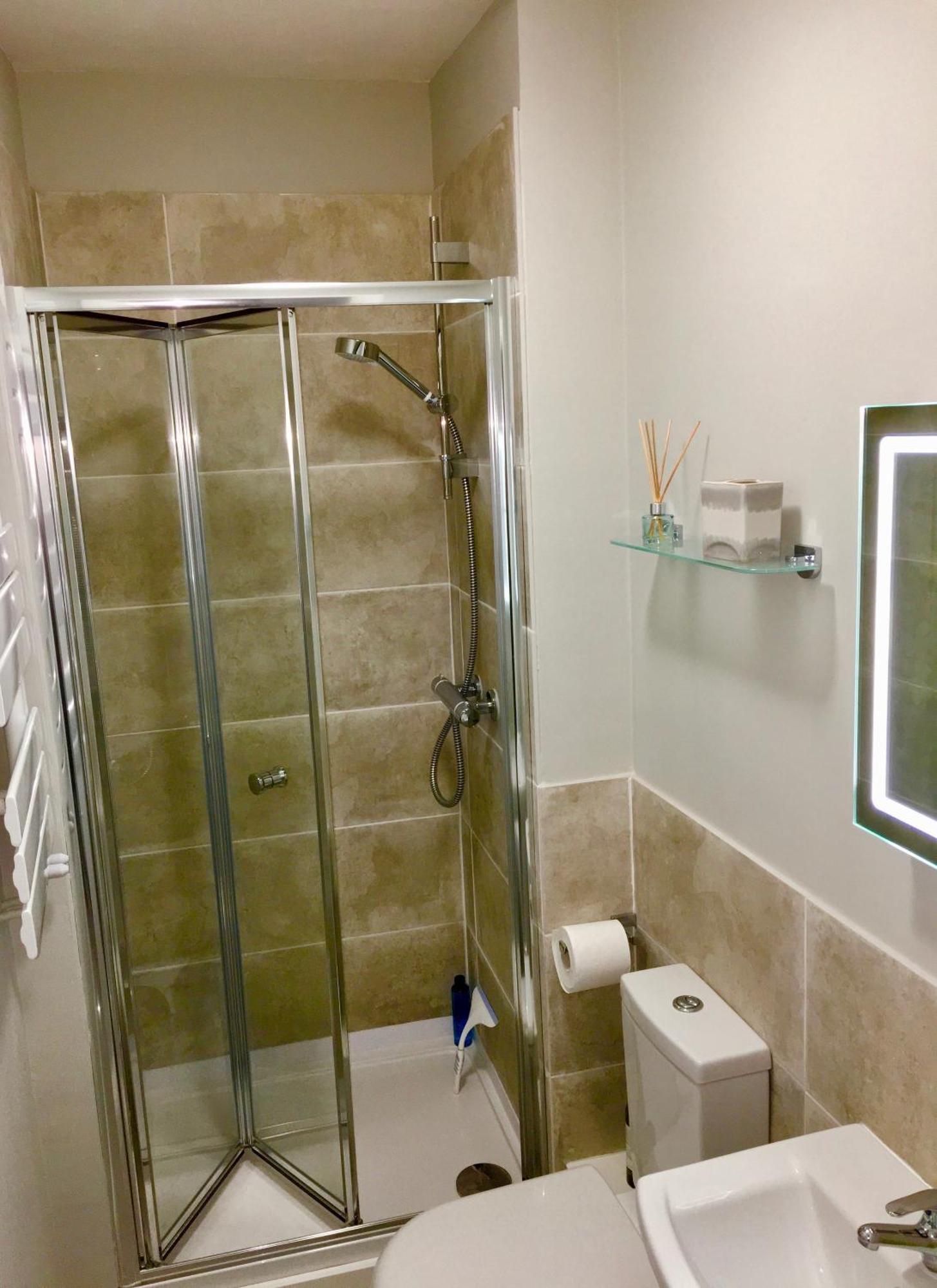 לאדלו Luxury 2 Bed Apartment With Free Parking מראה חיצוני תמונה